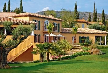 A California-style villa by the golf course