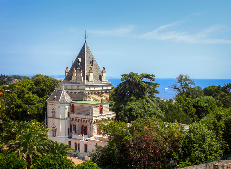 Buy a typical castle in French Riviera
